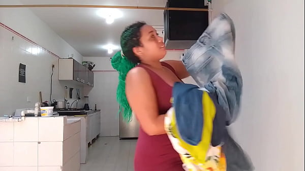 Download Video - mientras mi hermanastra colabora haciendo el aseo en el hogar yo llego a seducirla para meter mi polla en su apretado co&ntilde;o