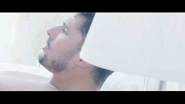 シビルは彼のペニスをしゃぶり、撫でてからカウガール体位で彼とセックスする