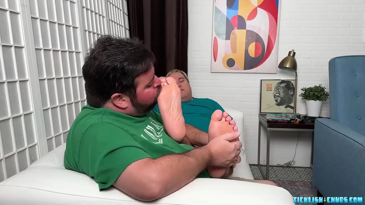 El gordito Nemo ayuda a su amo Matt a relajarse con la adoración de sus pies
                    sub dom kink bearded dilf feet fetish gay bondage gay fetish gay bdsm foot worship feet tickles muchos negros