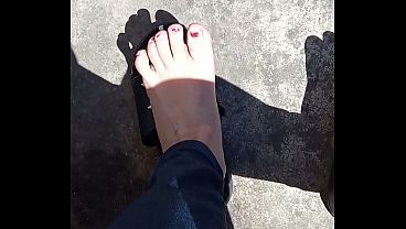 Piedi al sole prima della pedicure.