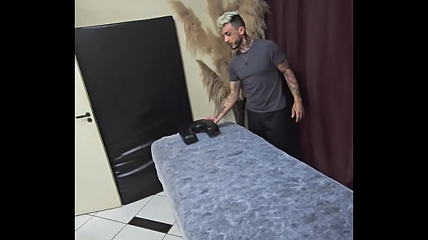 Download Video - Fui receber uma massagem relaxante e o massagista me comeu - Assista Completo