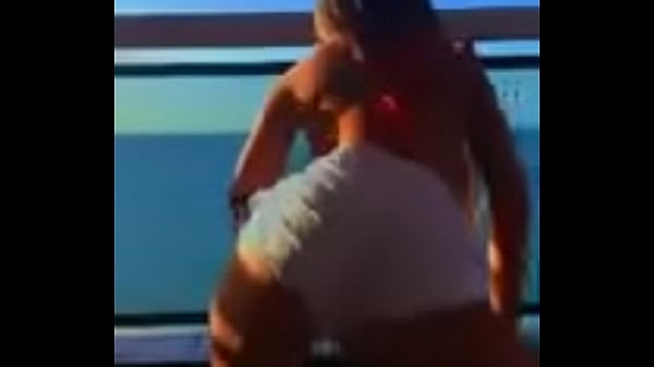 Algu&eacute;m a&iacute; quer fuder minha bunda ?