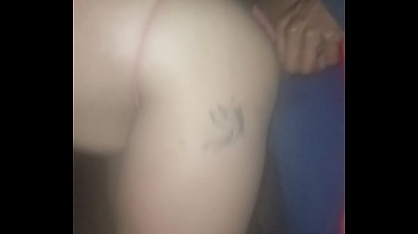 A parti házigazdája a vendégek szeme láttára élvez el