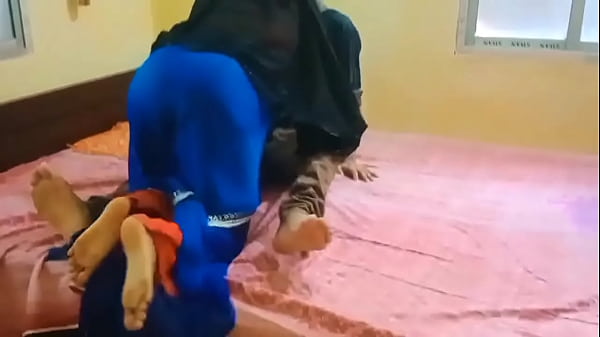 pakistani bhabi ne indian devar ko ghar leke aye thaki bhabi apni chut ki paani nikal paye