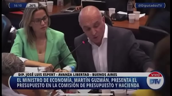 Pelado salvaje se coje a todos en la camara de diputados