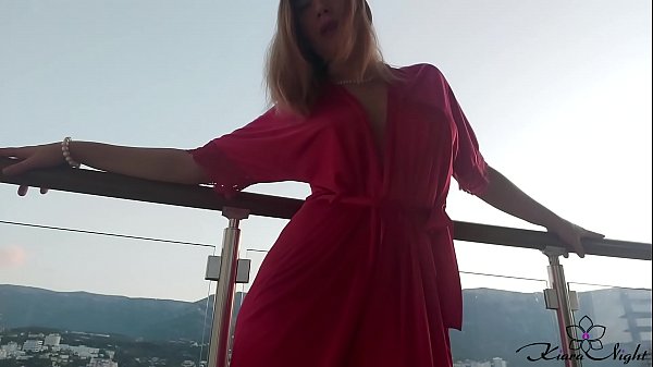 Hot Babe Masturbates On The Balcony While No One Sees