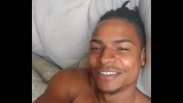 Download Video - PRETO BATENDO UMA PUNHETA NO SOFA