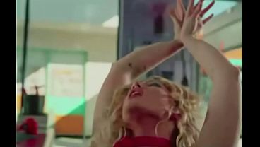 slayyyter gagging your tea as a dead as a chile