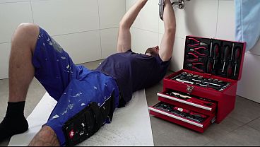 Mina Javed seduces the plumber – no job stays dry here