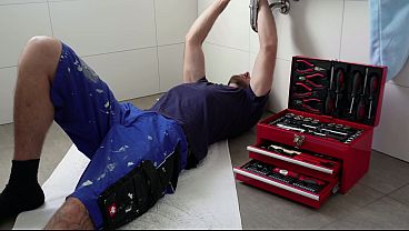 Mina Javed seduces the plumber – no job stays dry here