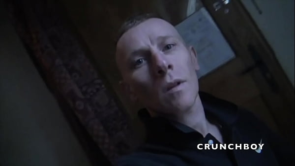 hetero fier de sa greosse bite la montre &agrave; son pote gay