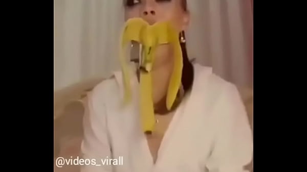 Deep throat in banana @dancarinasdoinsta7