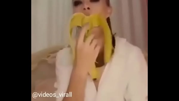 Deep throat in banana @dancarinasdoinsta7