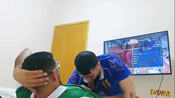 Download Video - Quem perder no videogame tem que dar o cuzinho &lpar;COMPLETO NO RED&rpar;