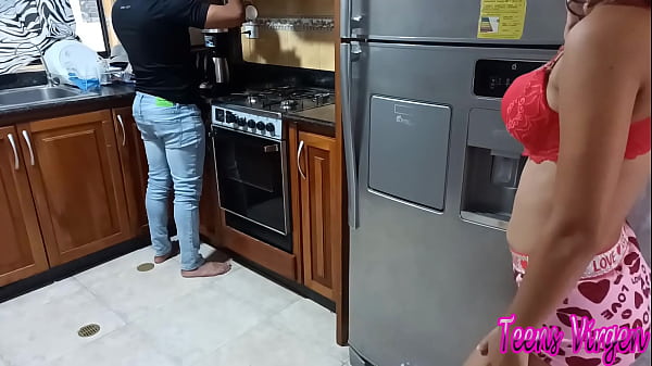 Tengo sexo con mi hermanastro en la cocina - mientras que mis padrastros salen de casa yo como puta caliente sedusco a mi hermanstro para que me folle  me llene mi coño de su esperma