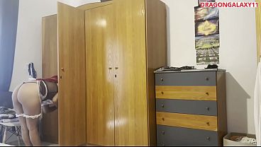ホットな妻メイドがフェラチオをして犬体位でファックされる