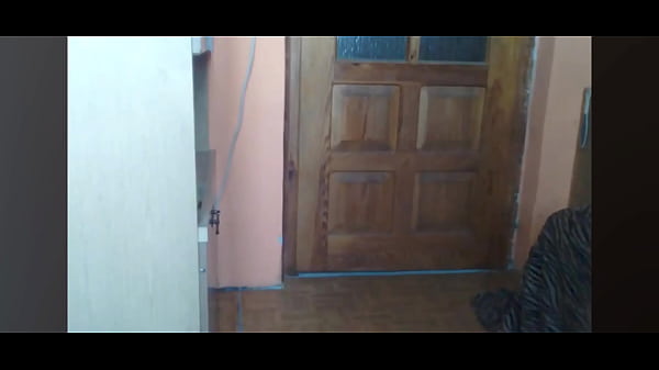 Chica en leggins plateados