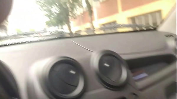 Download Video - Estou fazendo UBER e a mulher do meu vizinho pagou um boquete delicioso no carro pra mim
