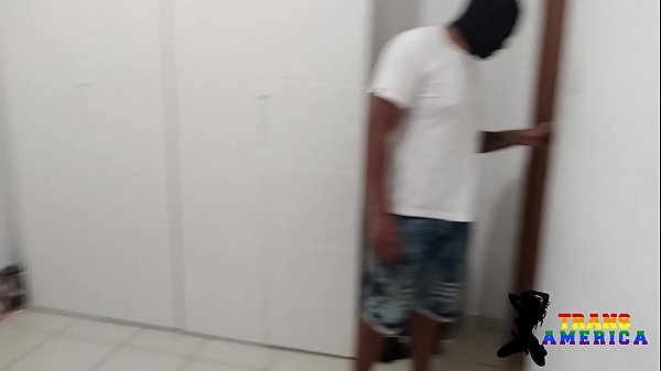 Download Video - Jovem n&atilde;o foi a escola para ir na casa da travesti