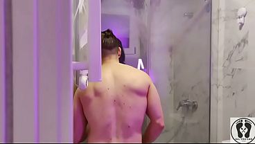 18YO TEEN TAKING SHOWER GLASSCHORD BIG BOOBS AND ASSJOB