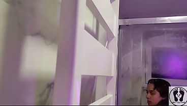 18歳の若い女性がシャワーを浴びている。グラスコード、巨乳とアナルセックス