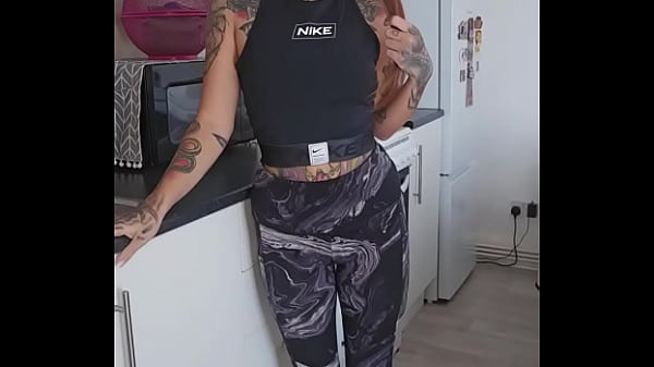 PEE DESPERATION IN MY LEGGINGS