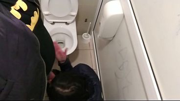 Esposa tirando leite de estranhos