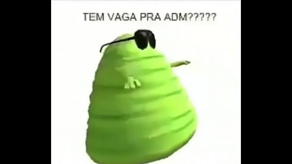 Novinha mostrando o peito
