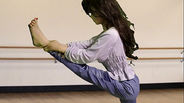ダンススタジオのインターンが犯される（オーディオストーリーとビデオ）