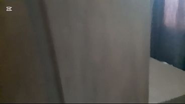 Download Video - ABRO LA PUERTA Y MIRO A MI MADRASTRA LATINA MASTURBANDOSE Y LE CHUPO SU VAGINA