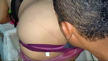 jovencita tetona con un gran culo