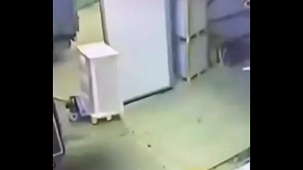 Novinha safada enfiando consolo na bucetinha