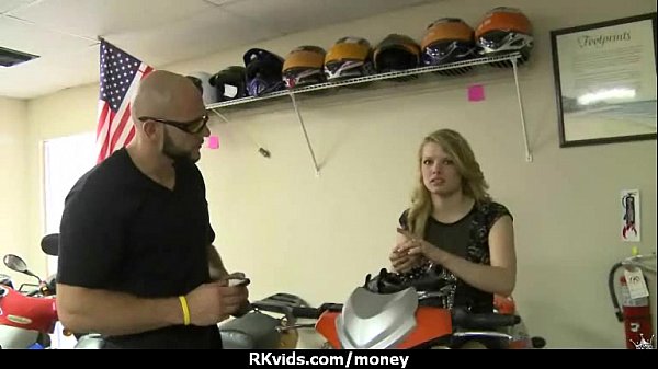 セクシーなティーンは現金のためにハードディックに彼女のお尻を釘付け14