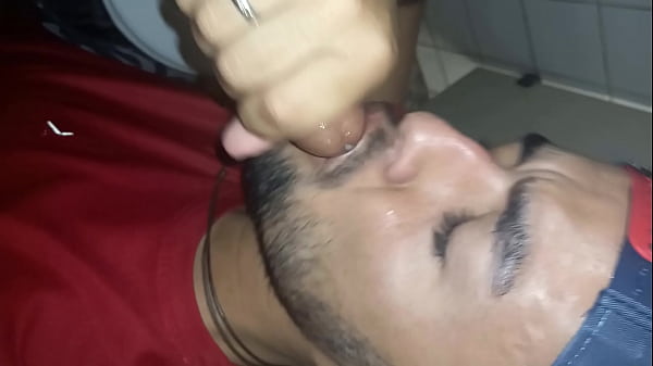 Download Video - Meu patr&atilde;o me chamou para o banheiro e mandou chupar at&eacute; sair leitinho