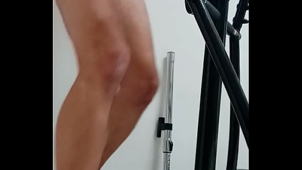 Download Video - Tom Ondra Motho is playing with his own body while doing workout&period;