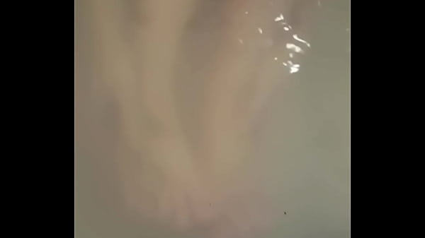 Allez c'est cadeau, quelques secondes gratuites de vid&eacute;o dans mon bain et si tu...