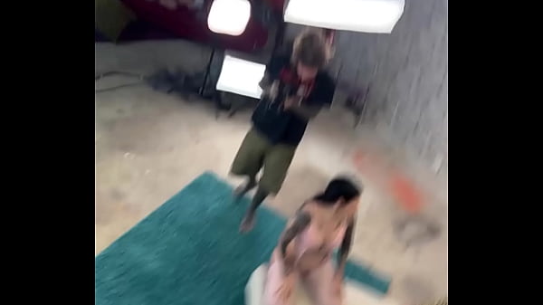 セカンドカメラの秘密タトゥーボディガールが写真撮影で挑発され、タトゥー男がワイルドなアナルライド＆アナルから口への饗宴を繰り広げる