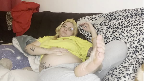 Massage of the swollen belly Burping the couch