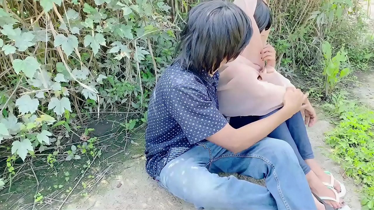 Desi Indian Teen Masturbates At Work In Public Office To Orgasm Almost Caught