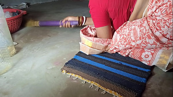 The aunt, who was trapped under the bed, got a tremendous drink! Porn in clear Hindi voice