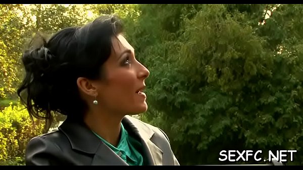 Swingeing floozy Roxyn gets nailed nicely