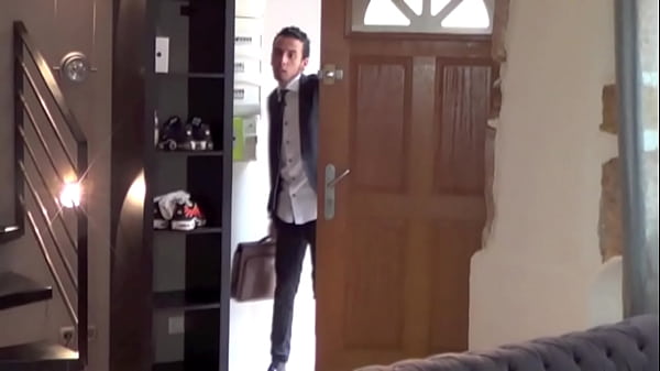 jeune commercial en costume cravattes baise un gay