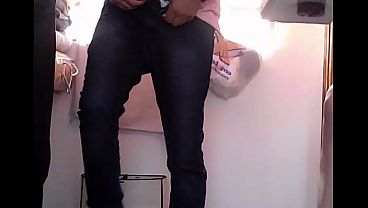 Marido esconde c&acirc;mera e pega esposa transando com outro.