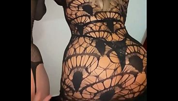 Esposa safada se divertindo com os amigos enquanto o marido filma tudo!