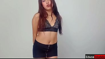毛深いおまんこを持つKAROLXNOWが枕に腰を振ってオーガズムに達する