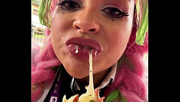 コスプレコンで食べ過ぎてトイレでオナラをするミツリコスプレでお腹が張る
