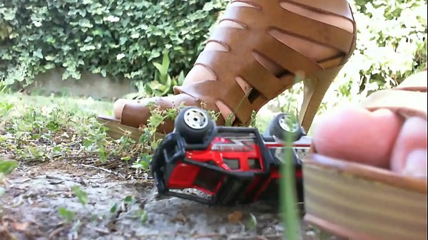 Crushing fetish a fantastic amateur video with my big feet