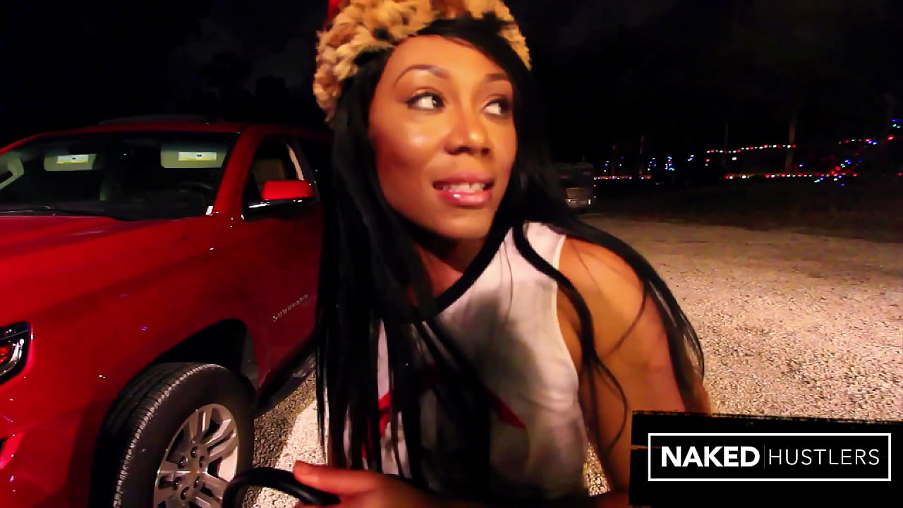 La negra Jayla Foxx, con un gran botín, folla en el lote del árbol de Navidad
                    new monster cock muchos negros