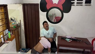 実際の動画:彼らは家に二人きりで、彼女が彼を自慰させた