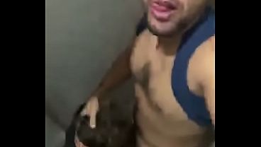 Esse cara me arrastou pra lavanderia e meteu até gozar na minha cara